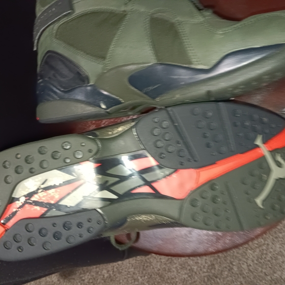 Jordan Green Sneakers with Iconic Jumpman Logo - Picture 5 of 6